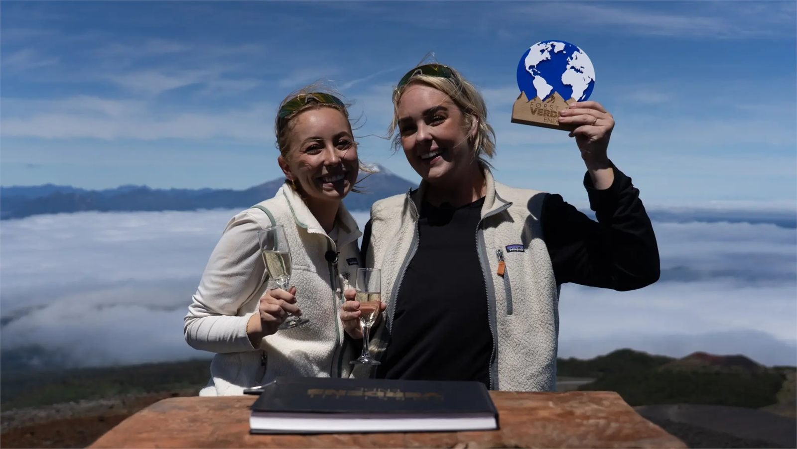 Winners of Først til Verdens Ende holding their award